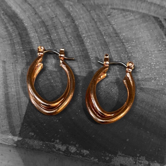 * rose gold tone interlocked hoop earrings 1980 vintage - Picture 1 of 5